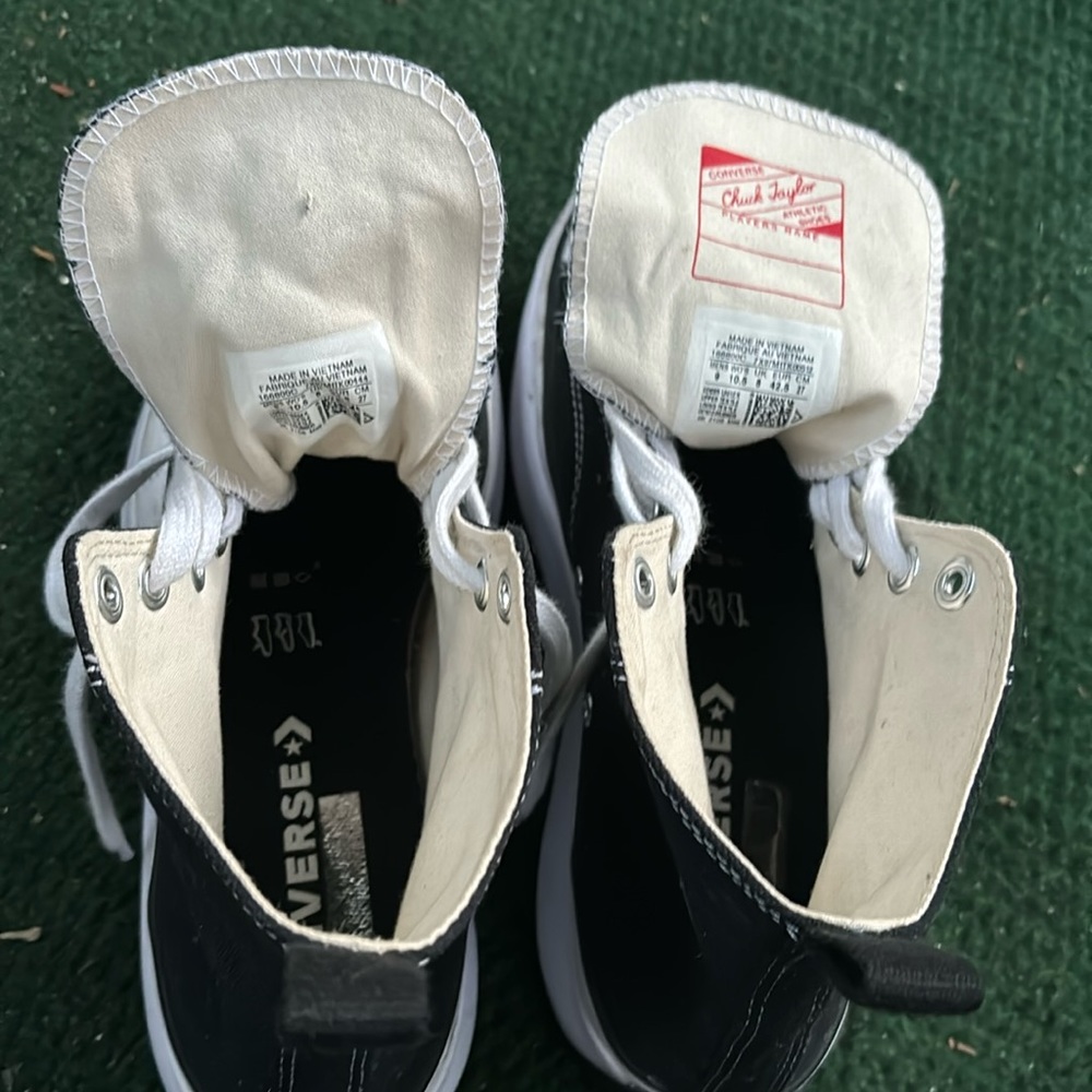 Hi they are size 10 1/2 women's 9 men's